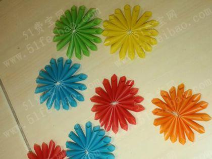 6,用热熔胶把3-5层从上到下粘起来,就是一朵漂亮的人造假花菊花.