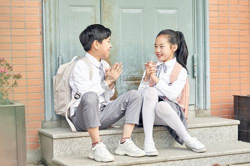 小学生教室外玩耍