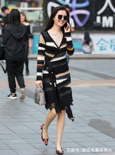 街拍:戴墨镜穿着时尚v领条纹连衣裙的美女!