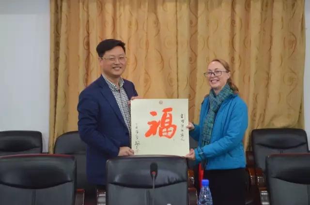 (湘钢一中校长王敏为来访的国际友人送祝福)"办学其实就是文化布道