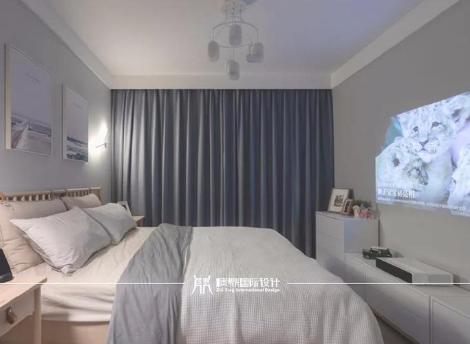 在卧室装上投影仪,临睡前来个喜欢的电影或是看两集正在追的偶像剧