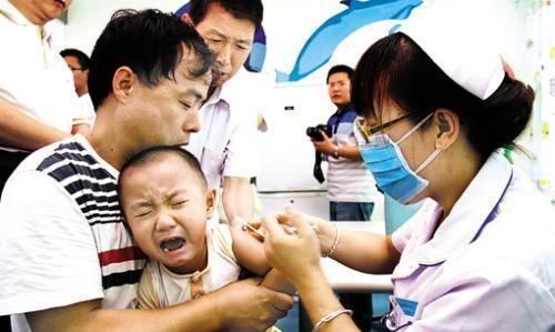 原创带娃打针,宝宝耍赖假装"睡着",爸爸想了一招让他乖乖睁眼