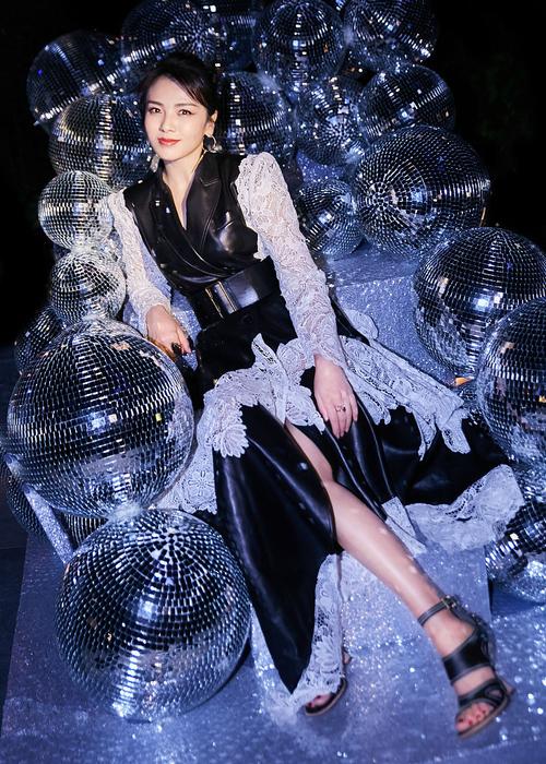 刘涛一袭黑皮白蕾丝拼接长裙美艳霸气 .
