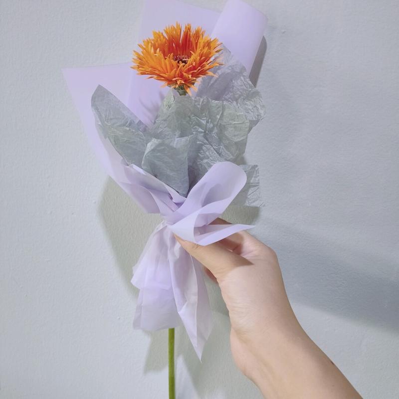 七夕简单小花束98包装学起来～ 准备:拉丝扶郎花 雪梨纸 韩素纸