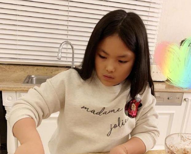 不过,现在的王诗龄已经在控制自己的体重了,上个月李湘在社交平台上