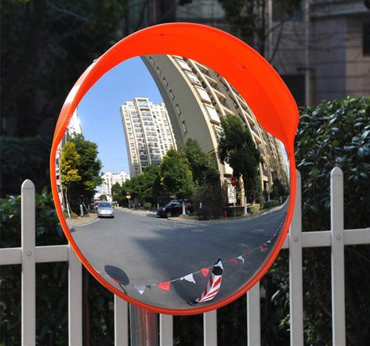 而正面凹下去的地方就相当于一个凹面镜)