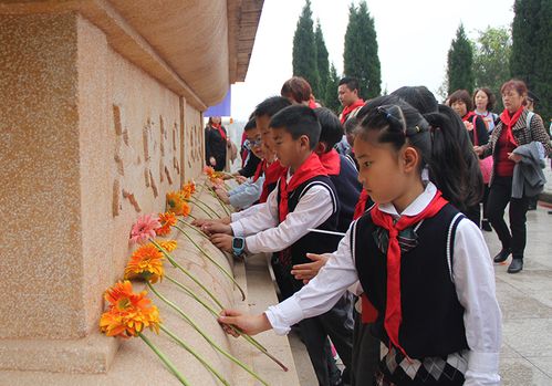 南充市三原实验学校组织学生祭扫烈士墓,弘扬爱国精神