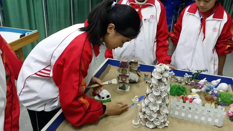 还有格子裙和腿袜,有木有 艾利斯顿商学院的感觉 培元中学的校服也是