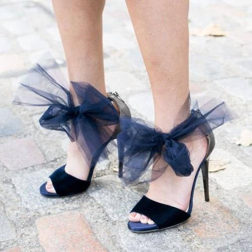 戴安娜王妃也是品牌爱好者,指明 jimmy choo 为她的御用鞋履设计师.