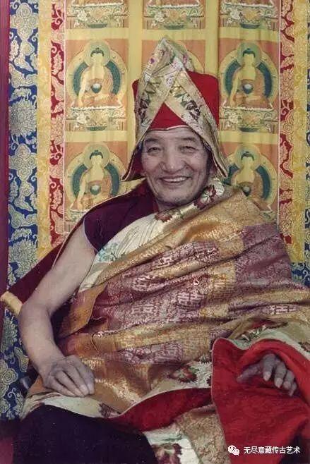 因寺院围墙涂有象征文殊,观音和金刚手的红,白,黑三色花纹,所以萨迦派