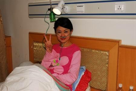 图文:卢秀芳吸氧