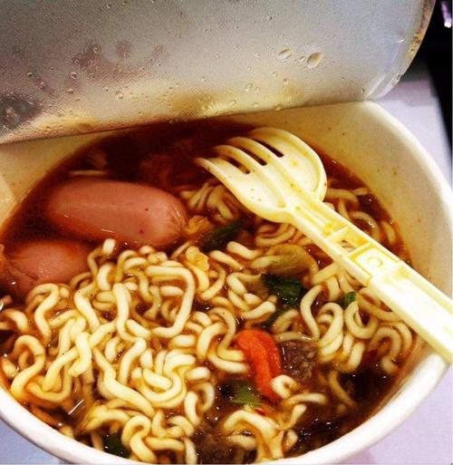 泡面的最佳搭配:火腿肠竟然是倒数?看到第一名吃货心动了!