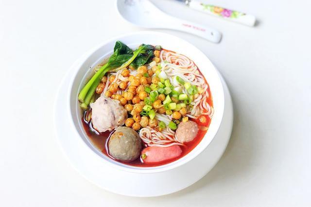 新鲜米线,小白菜,丸子和小香肠 辅料:酸辣粉调料,酥豌豆或者油炸花生