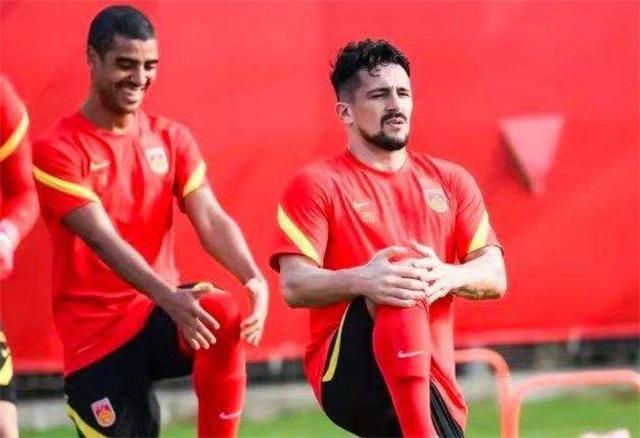 而我们的中国本土球员其实相比归化球员无论能力,心态还是心理素质上