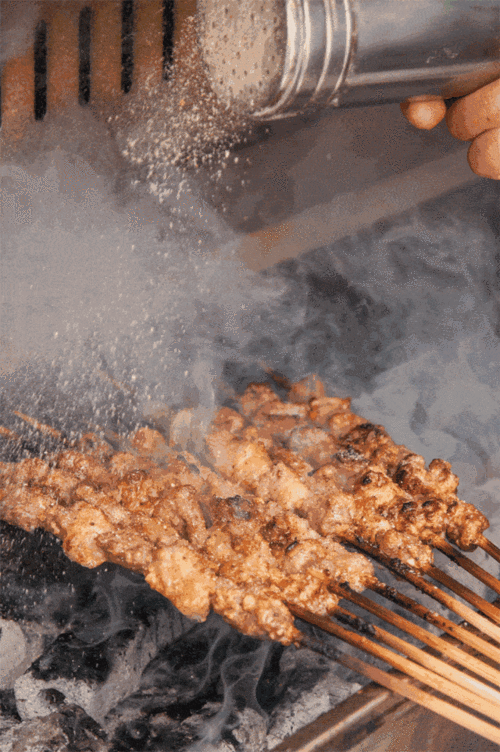 ①.招牌烧烤,麻辣鲜香,一口入魂 ②.新鲜食材现点现做,大厨掌勺