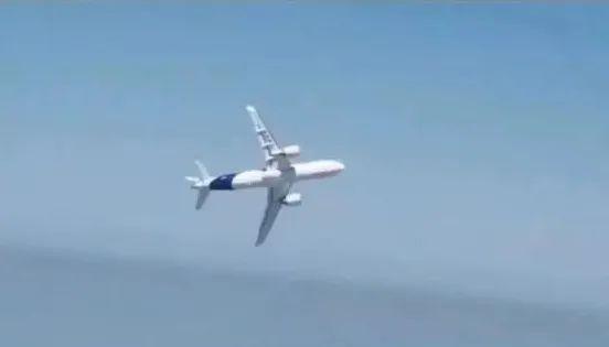 一路火花带闪电国产大飞机c919屁股着地