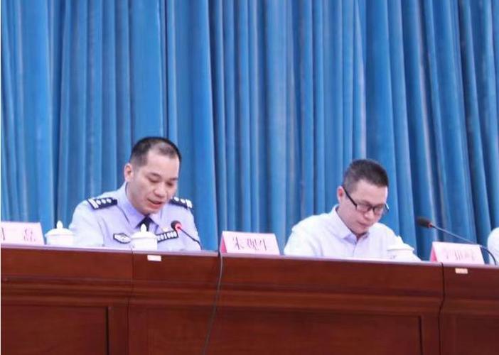左一为阳西县副县长朱观生作开班动员讲话,右一为阳西县司法局局长