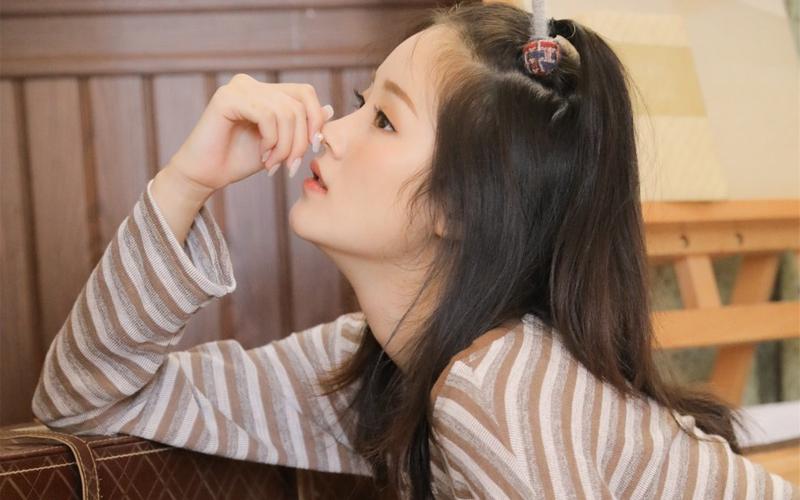 长发俏皮美女写真图片桌面壁纸,可爱女生-可爱图片