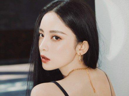 古力娜扎黑色吊带长裙