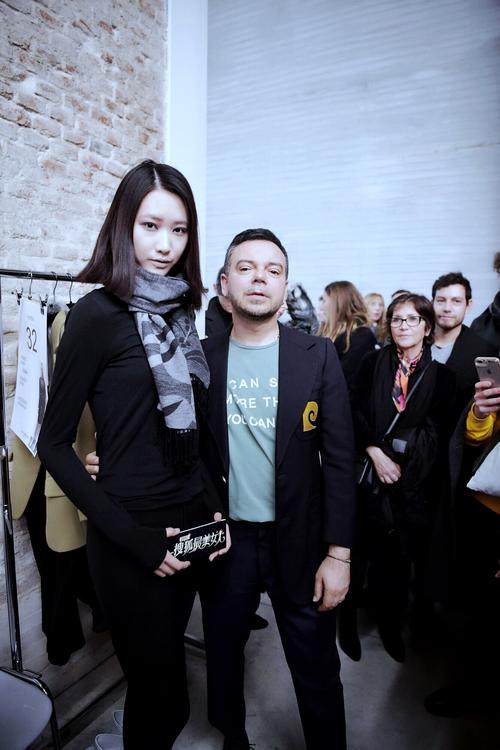 王雯萱现身米兰时装周秀场 秀前紧张到前一晚睡不着