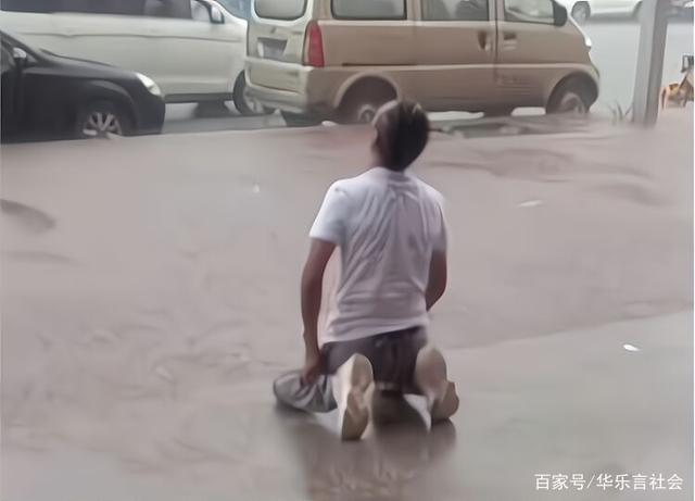个不停,白衣男子走到了雨中直接跪了下去,随后痛哭了起来,看着让人