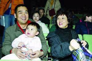 邓婕圆了"母亲梦" 张国立夫妇喜得千金(图)