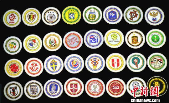 宁夏工匠手中世界杯:32支球队队徽做成金丝彩沙画