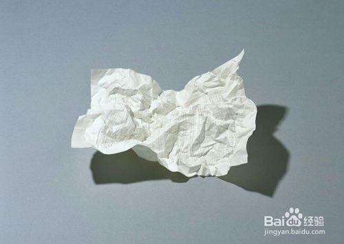 3 把团状纸张塞进丝袜内. 4 把丝袜口端打个结,封紧.