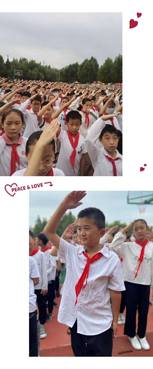 庄严的升旗仪式,全体老师和初二,初三学生行注目礼,初一新生戴着