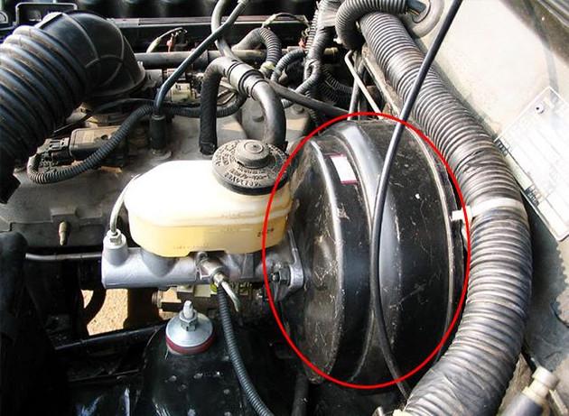 如果真空助力泵损坏,或者真空管破裂,没有足够的真空,刹车会异常沉重