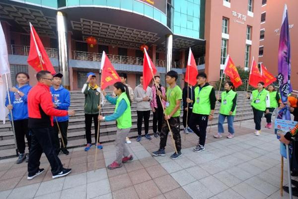 龚建兵主任授予校旗,班旗