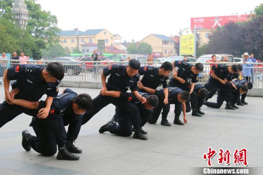 当阳市公安局举行反恐防暴演练 游小露 摄