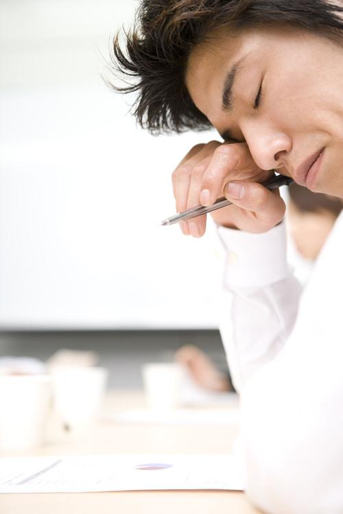 会议上烦恼忧虑的商务男性高清图片图片