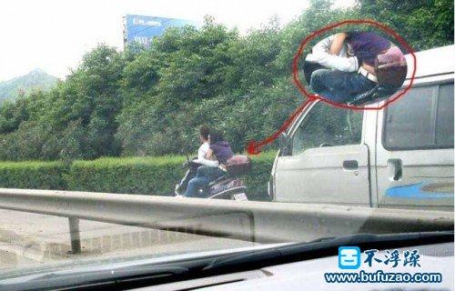 情侣电动车车震门视频:小情侣电动车玩车震 抓拍车震情侣[组图]
