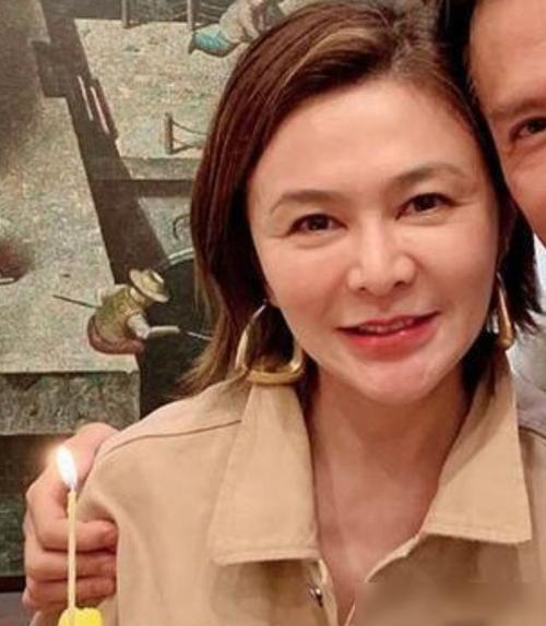 59岁关之琳近照曝光,冷白皮变成了黄皮,满脸硅胶感