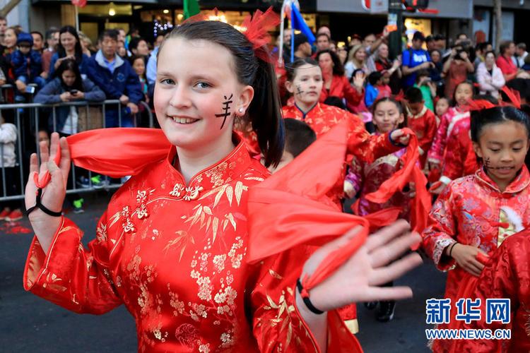 3月7日,在美国旧金山,一名脸上写着"羊"字的女孩参加中国农历新年巡游