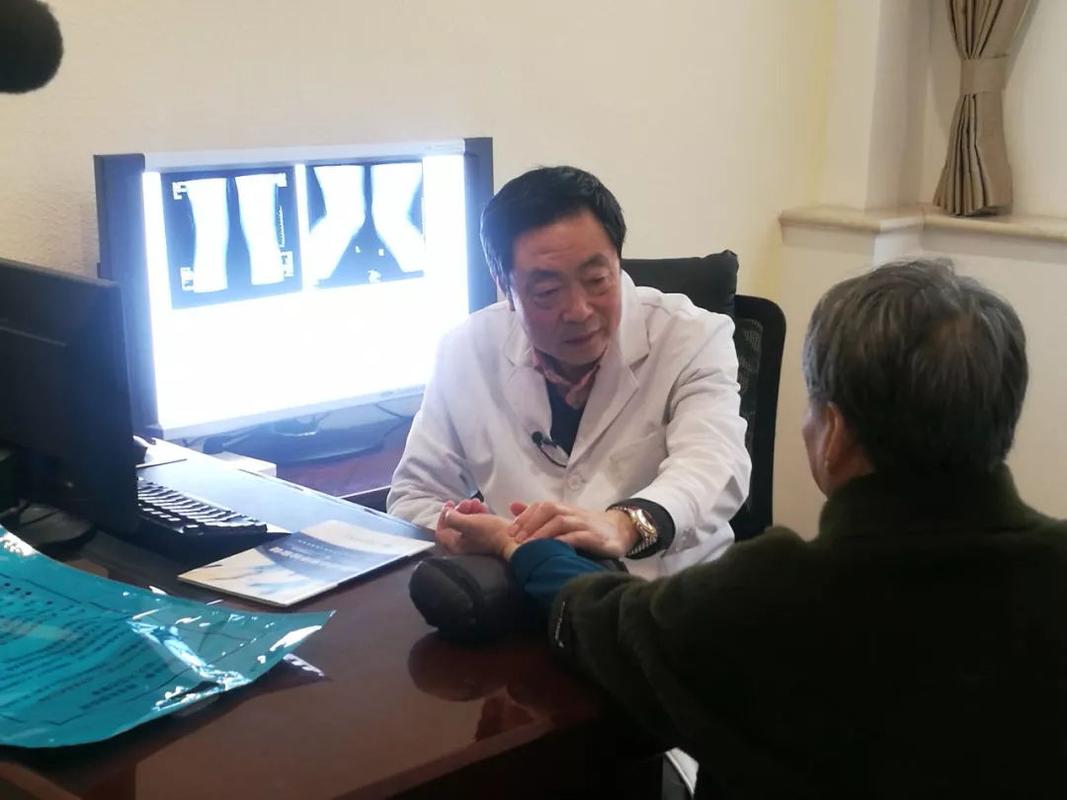 一刀见效采访现场主持人见证小针刀的神奇