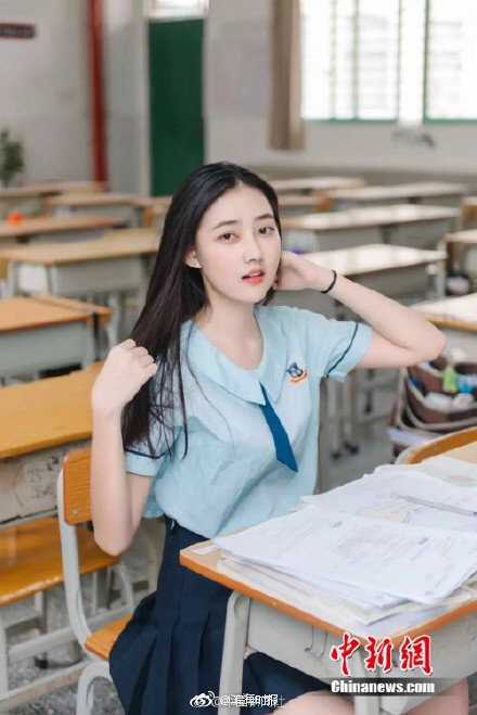 还有别的款,我就不一一列举了,东莞最美校服,最美校园,学生颜值最高