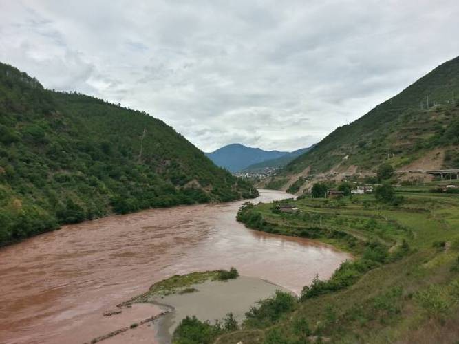 澜沧江是横断山脉区重要河流,河床落差较大,奔流不息的江水波涛
