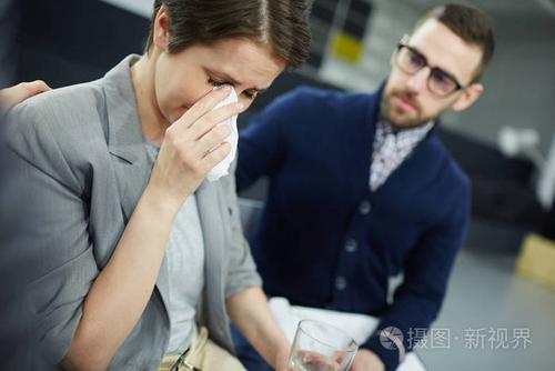 有帮助的人表达同情哭泣的女性用手帕擦眼泪