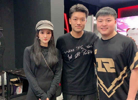 uzi真名叫简自豪,他女朋友奥咪咪真名叫啥?知道后忍不