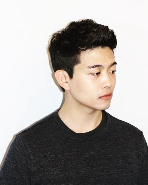 一款自然发色黑色头发的短发飞机头发型,完整露出额头和双耳,清爽时尚