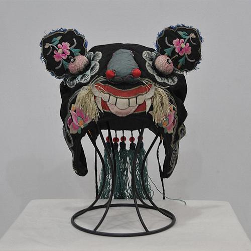 得到一个初步的结论:虎头帽的起源来自古希腊,是典型的古代欧亚文化