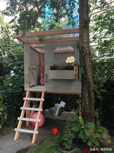 后院森林里的小树屋设计