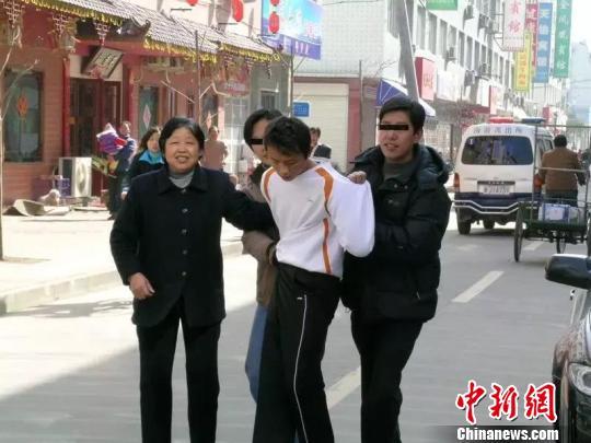 图为:陈桂枝参与反扒的场景 .三门县委宣传部提供