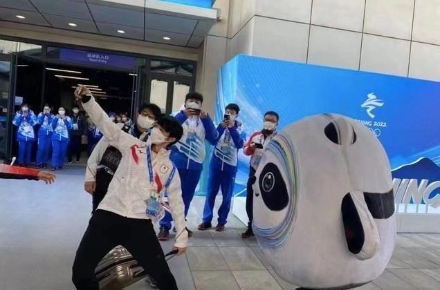 两大顶流羽生结弦冰墩墩合影高难度下腰瞬间冲上热搜