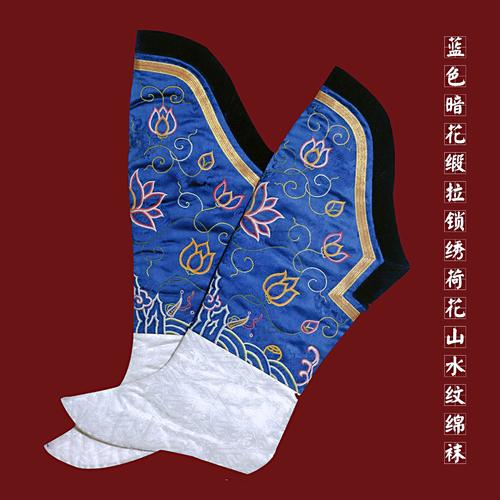 清代贵族多用绸缎等制作袜子,皇宫中则更为讲究,无论男女袜,均通绣