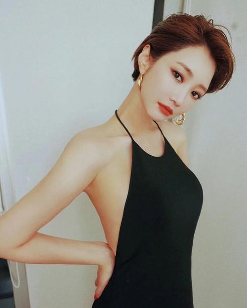 被jennie倪妮刷爆屏的露肩衫种草没有这些辣妹装夏天白过