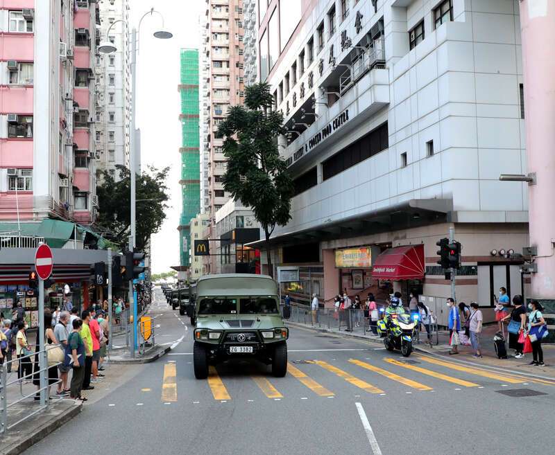 驻香港部队组织陆海空联合巡逻演练