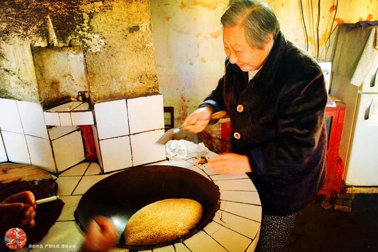 83岁老奶奶四代同堂仍烧饭天天把饭烧成锅巴儿孙赞不绝口
